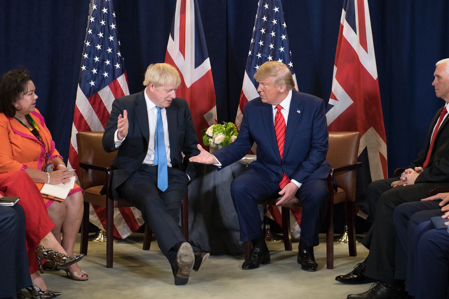 Briti peaminister Boris Johnson (V) surumas kätt USA presidendi Donald Trumpiga (P).