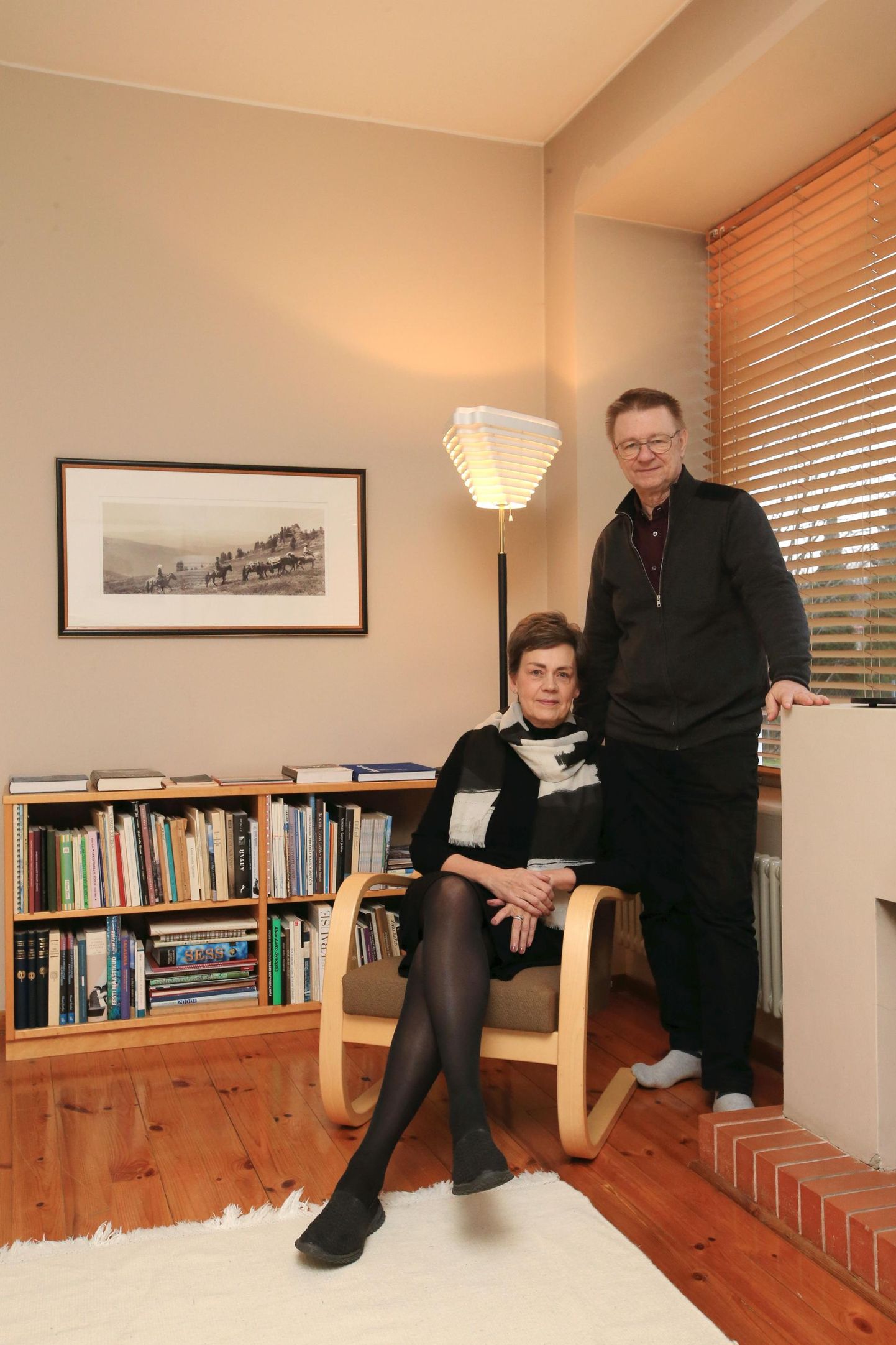 Fotode autor Harri Sundell oma Tartu-kodus koos Tuula Sipiläga.