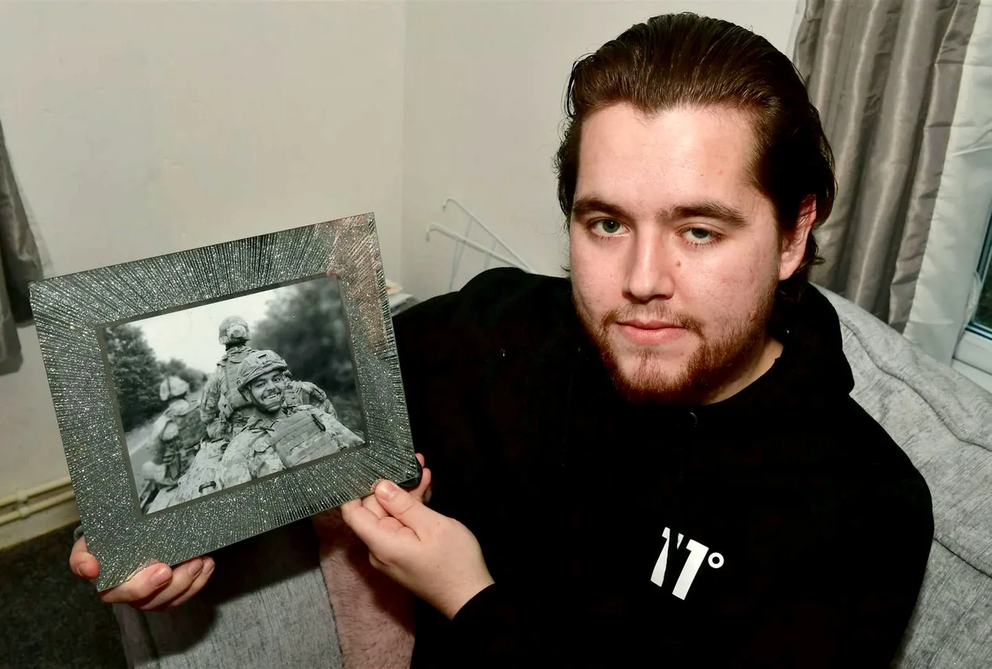 Ukraina relvajõududes võideldes Vene vägede kätte langenud Briti kodaniku Aiden Aslini vend Nathan näitab tema fotot kodus Ühendkuningriigis Baldertonis.