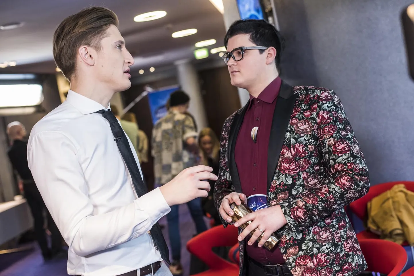 Saatejuht Karl-Erik Taukar (vasakul) oli viienda hooaja «Eesti otsib superstaari» finalist. Temaga vahetab mõtteid finaalikohta ihkav Kaarel Orumägi.