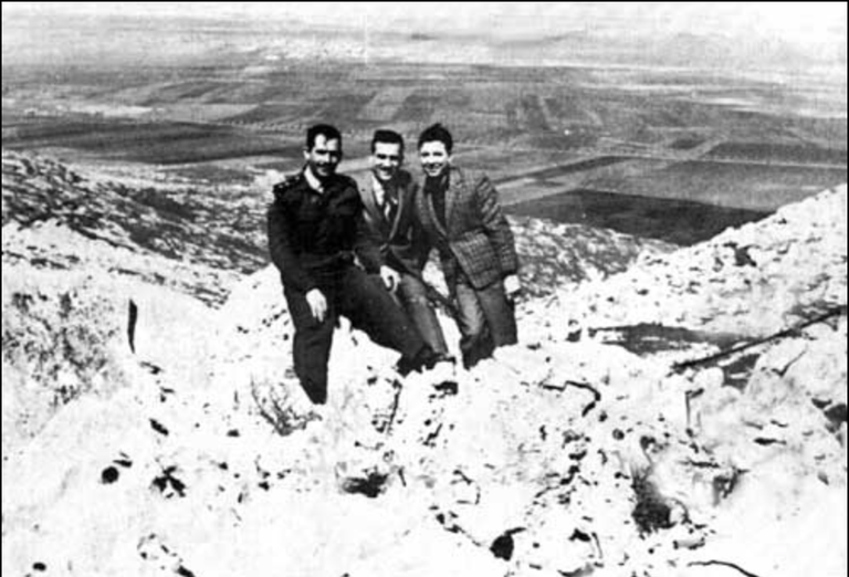 Eli Cohen (keskel) Golani kõrgendikul.