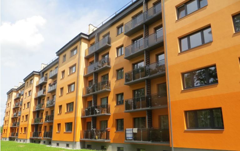 Tartus Tammsaare 2 asuv kortermaja sai renoveerimise järgselt nägusa ja tänapäevase värvilahenduse.