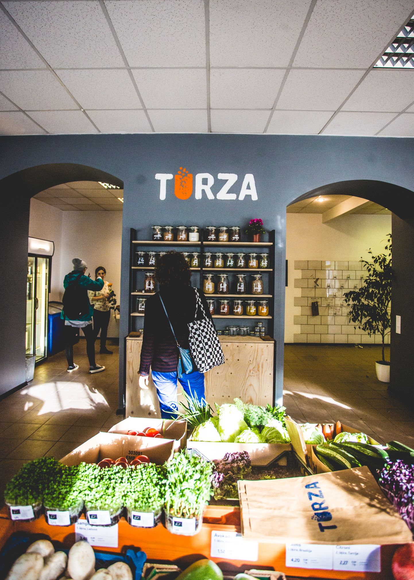 Rīgā atklāj beziepakojuma un zero-waste veikalu “Turza”