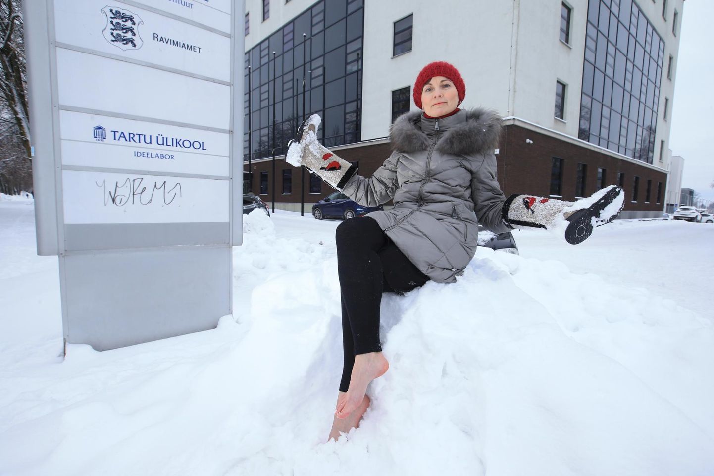 Рийна Кютт, педагог с двадцатилетним стажем, босиком перед зданием Департамента здоровья в Тарту. Одним из признаков многих нарушений здоровья, возникших после укола корона-вакцины, стала потеря чувствительности к холоду в ногах.