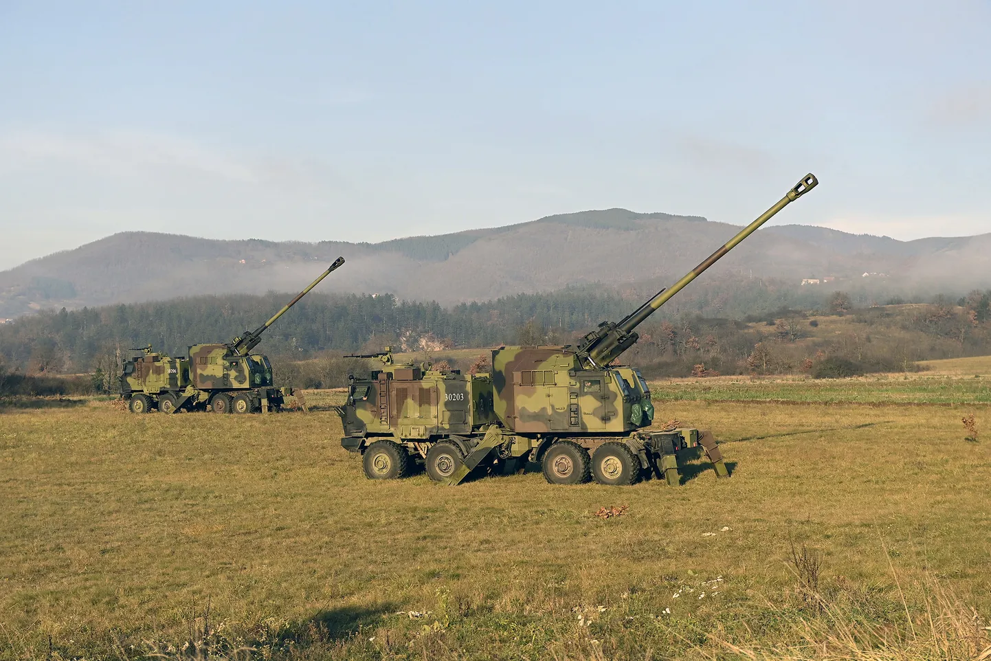 Serbia armee iseliikuvad 155 mm suurtükid on positsioonidel Kosovo haldusjoone lähedal, Lõuna-Serbias 26. detsembril 2022.