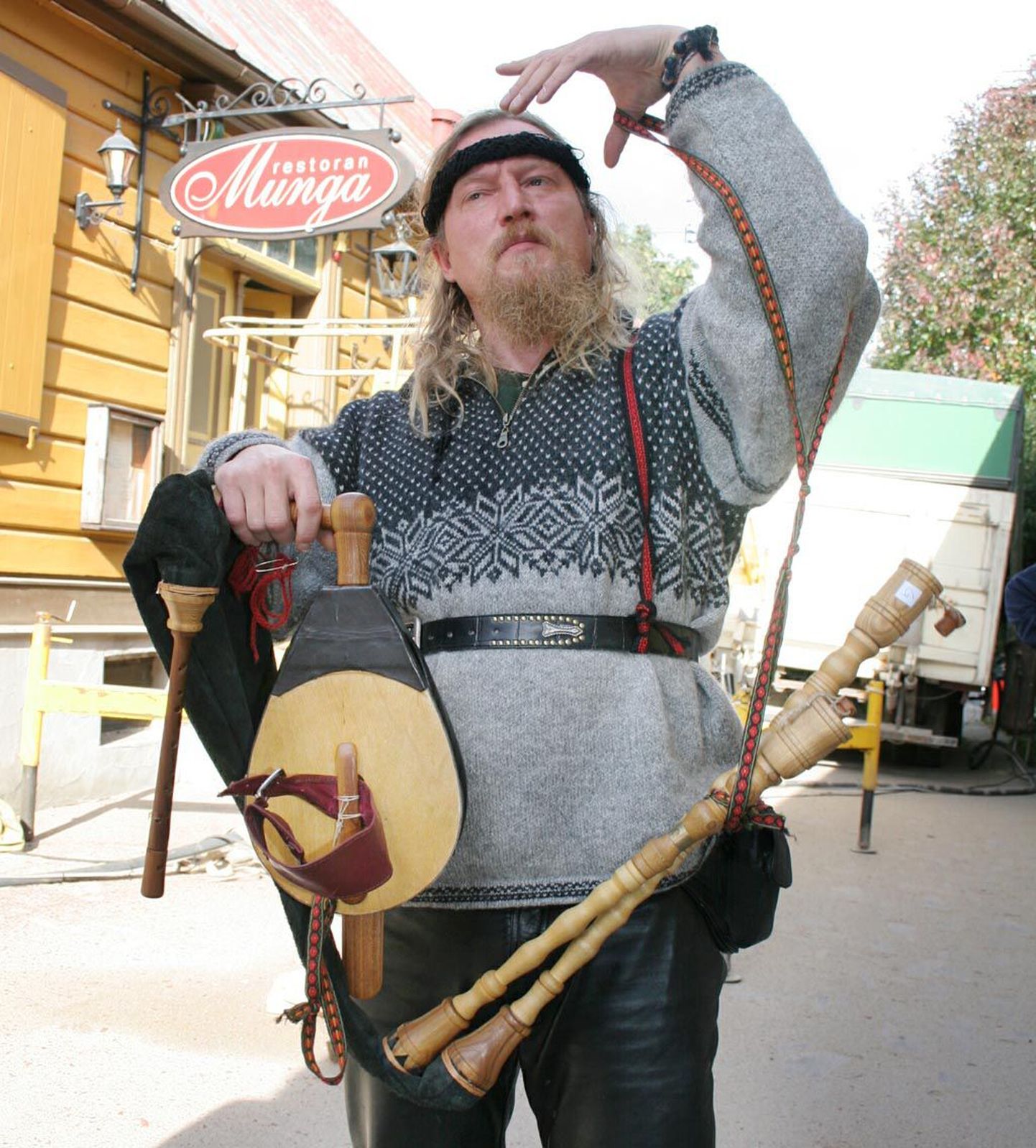 Seltskondlikke tantse õpetab Olavi Kõrre.
