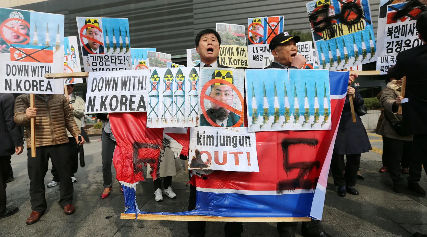 Lõunakorealased ei oleks nõus maksma Lõuna- ja Põhja-Korea liitmiskulusid. Pildil Põhja-Korea raketikatsetuste vastu protestivad lõunakorealased