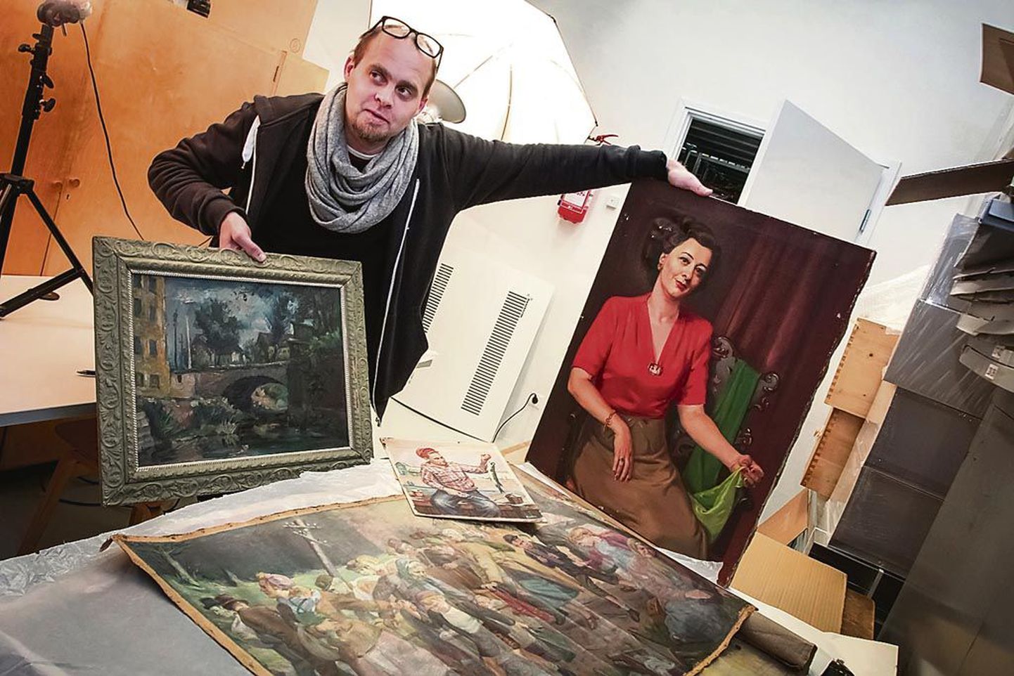 Pärnu muuseumi kunsti- ja fotokoguhoidja Indrek Aija laotas töölauale valiku Erich Lepsi maale.