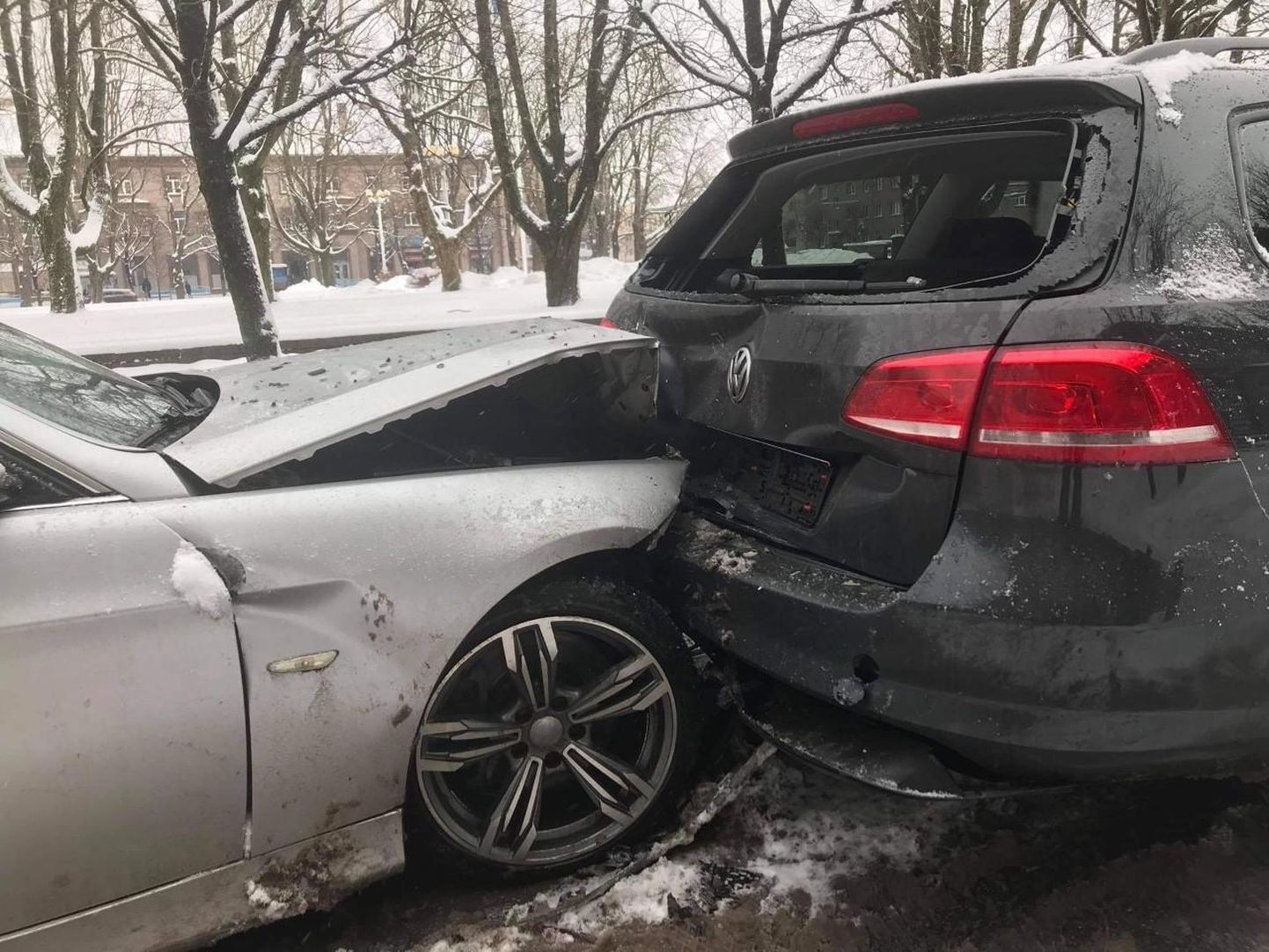 Pärnus Akadeemia tänaval kaotas sillalt tulnud BMW juhitavuse ja põrutas tagant sisse tee ääres parkinud Volkswagenile.