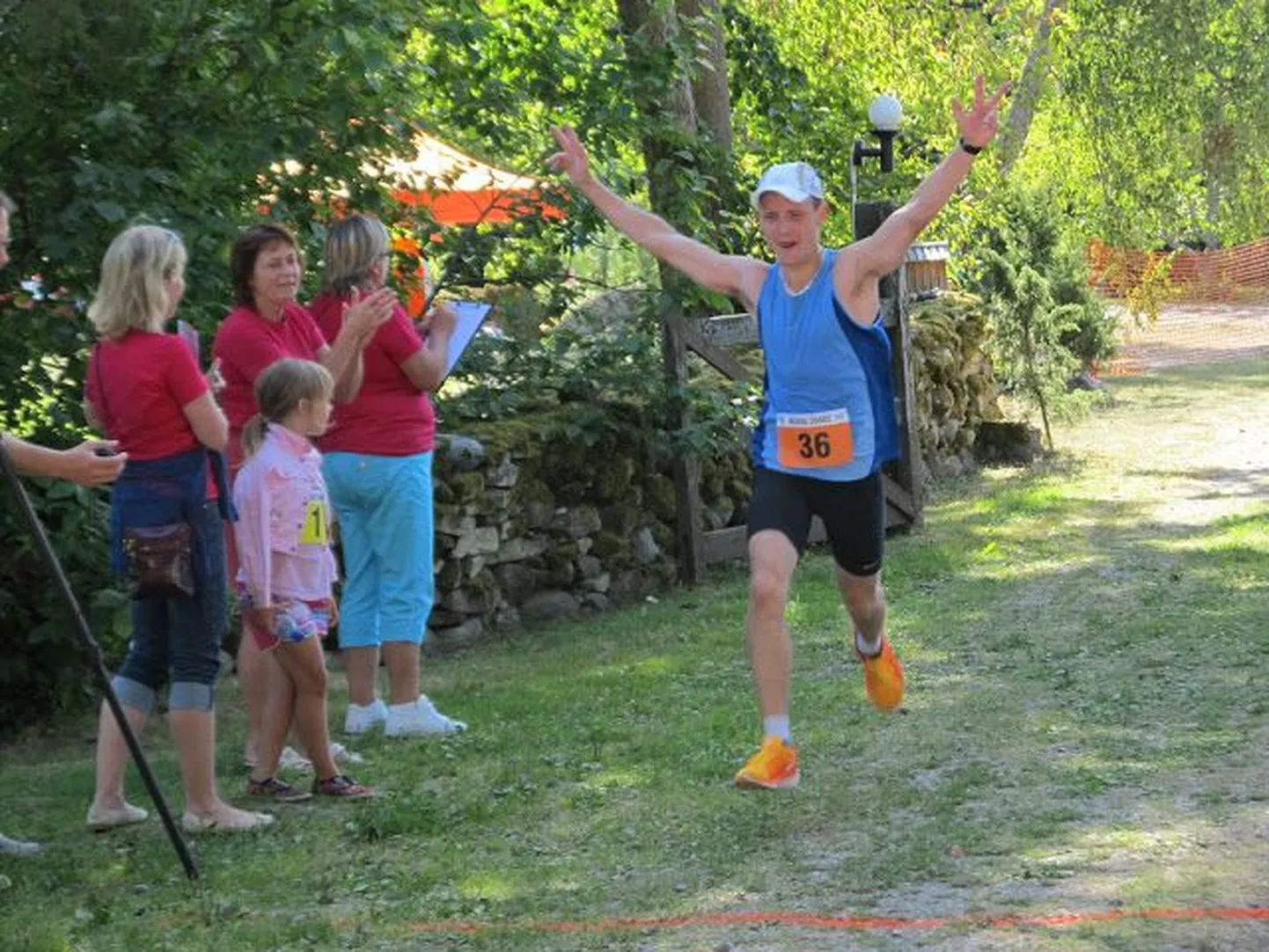 Mairo Mändla Muhu jooksu võitjana finišis.