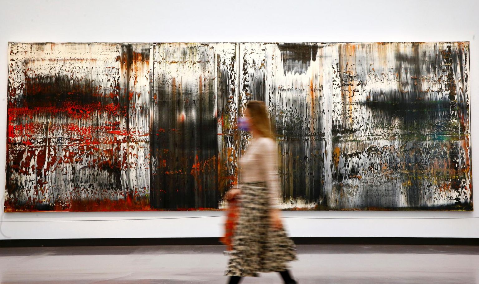 Kapitalistlik realism. Kiirendamise ilu. Näitusekülastaja jalutamas läbi fotoaparaadi ja Gerhard Richteri maali «Sankt Gallen» (1989) vahelise ala. 