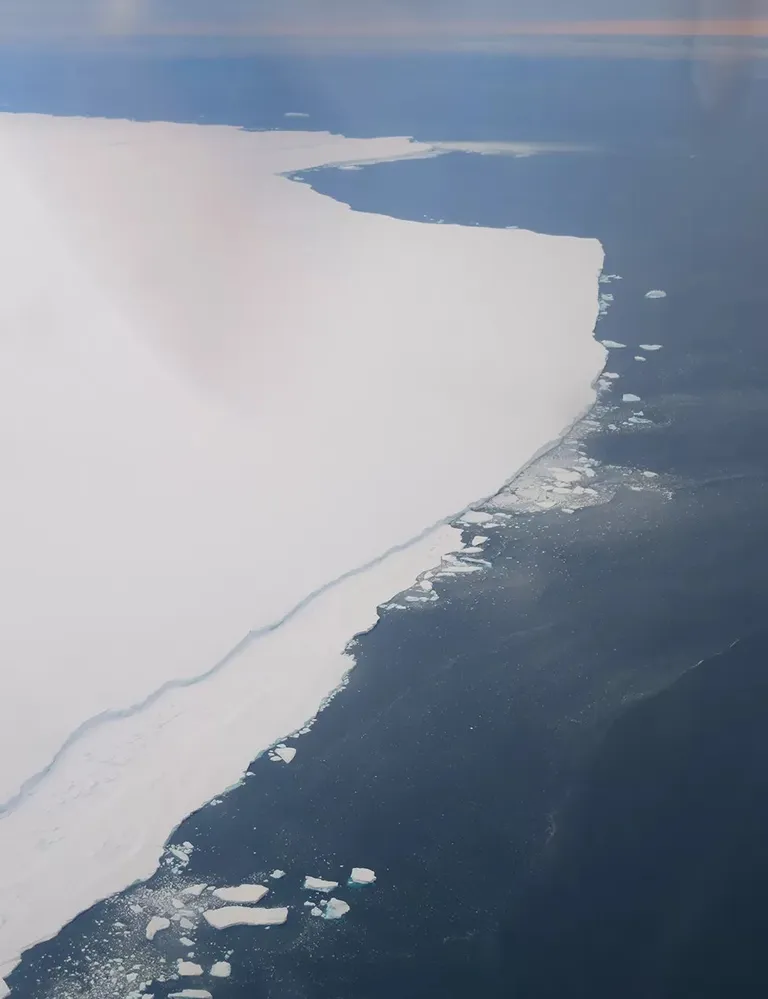 Фотография айсберга с самолета.