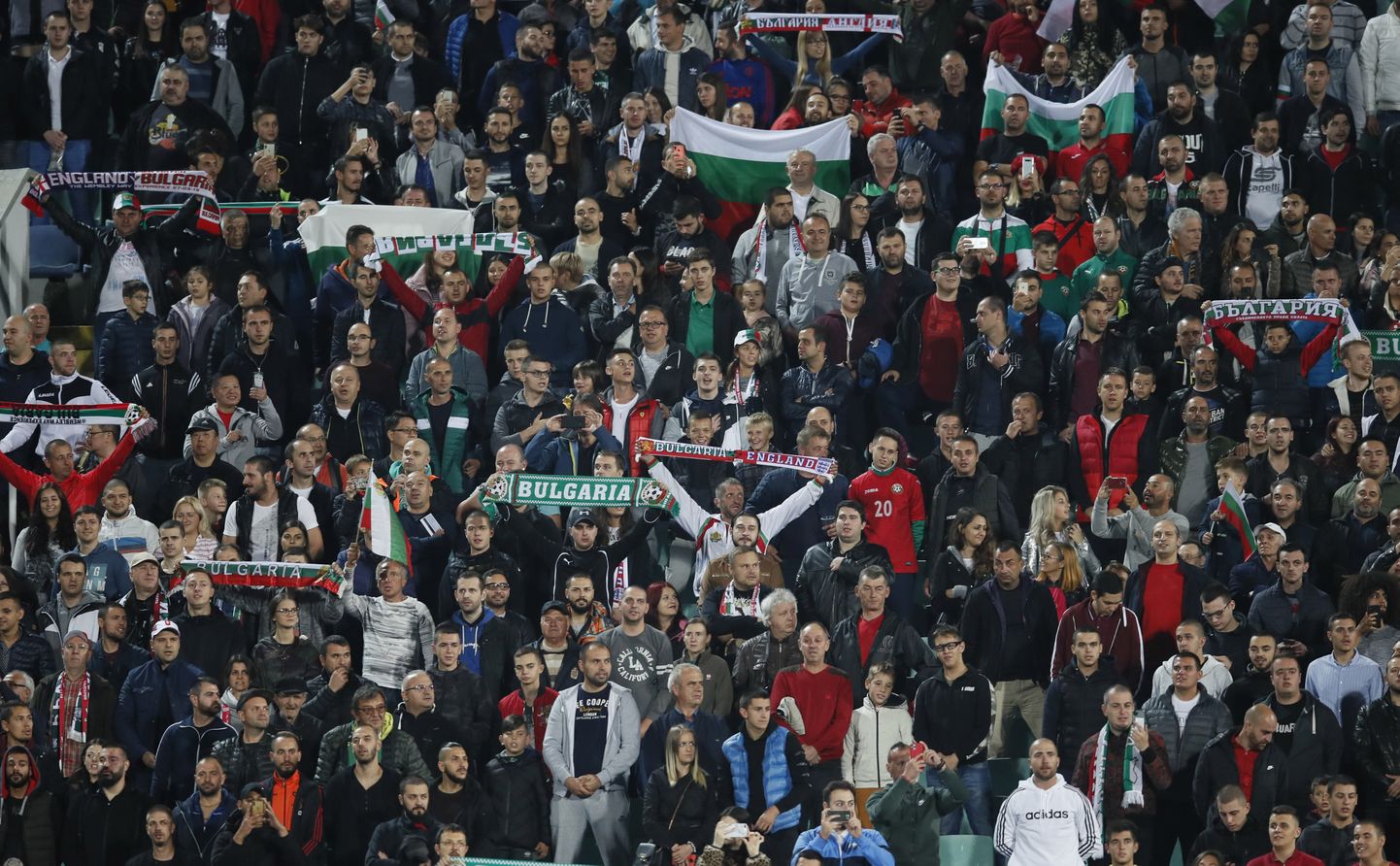 Болгарские фанаты во время матча национальных команд Болгарии и Англии