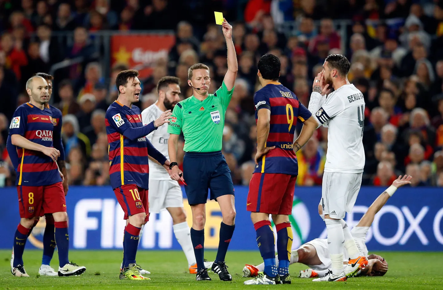 El Clasico Madridi Reali (valges) ja FC Barcelona vahel.