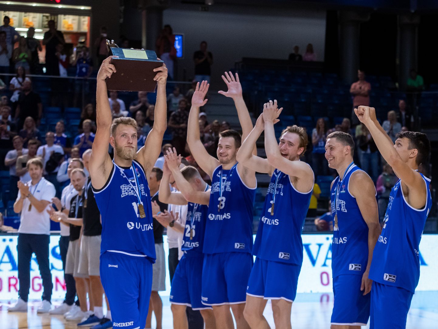 Eesti korvpallikoondis tähistamas võitu Läti üle.