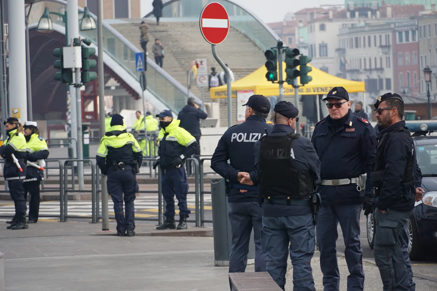 Politseinikud Veneetsias.evakuatsiooni tagamas.