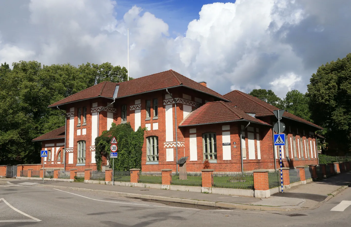 EÜSi majas Tõnissoni 1 avatakse 13. augustil taastatava pannoo esimene maal.
