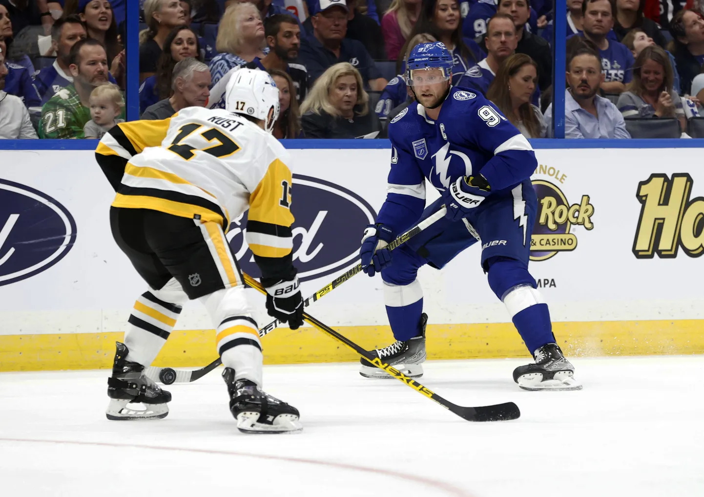 Hooaja avakohtumine Tampas. Pittsburgh Penguins esindav Bryan Rust (vasakul) ja NHLi meisterklubi Tampa Bay Lightningu mängija Steven Stamkos (paremal). Sarnaselt 99% NHLi mängijatest on ka need mehed läbinud vaktsineerimiskuuri.