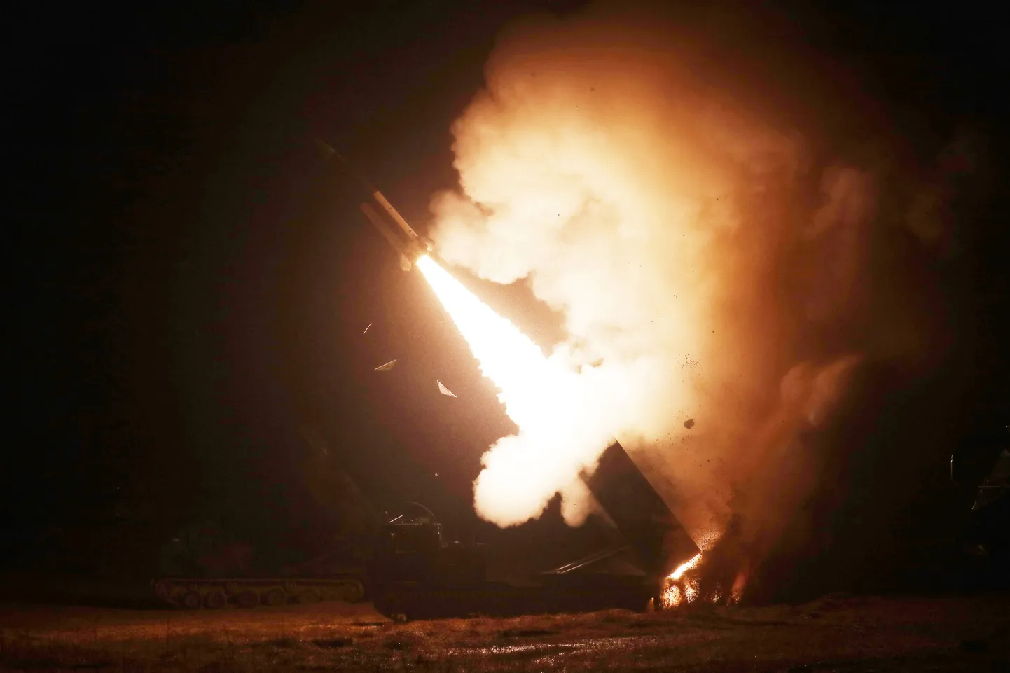 Тактическая ракетная система армии США (ATACMS), запускающая ракету.