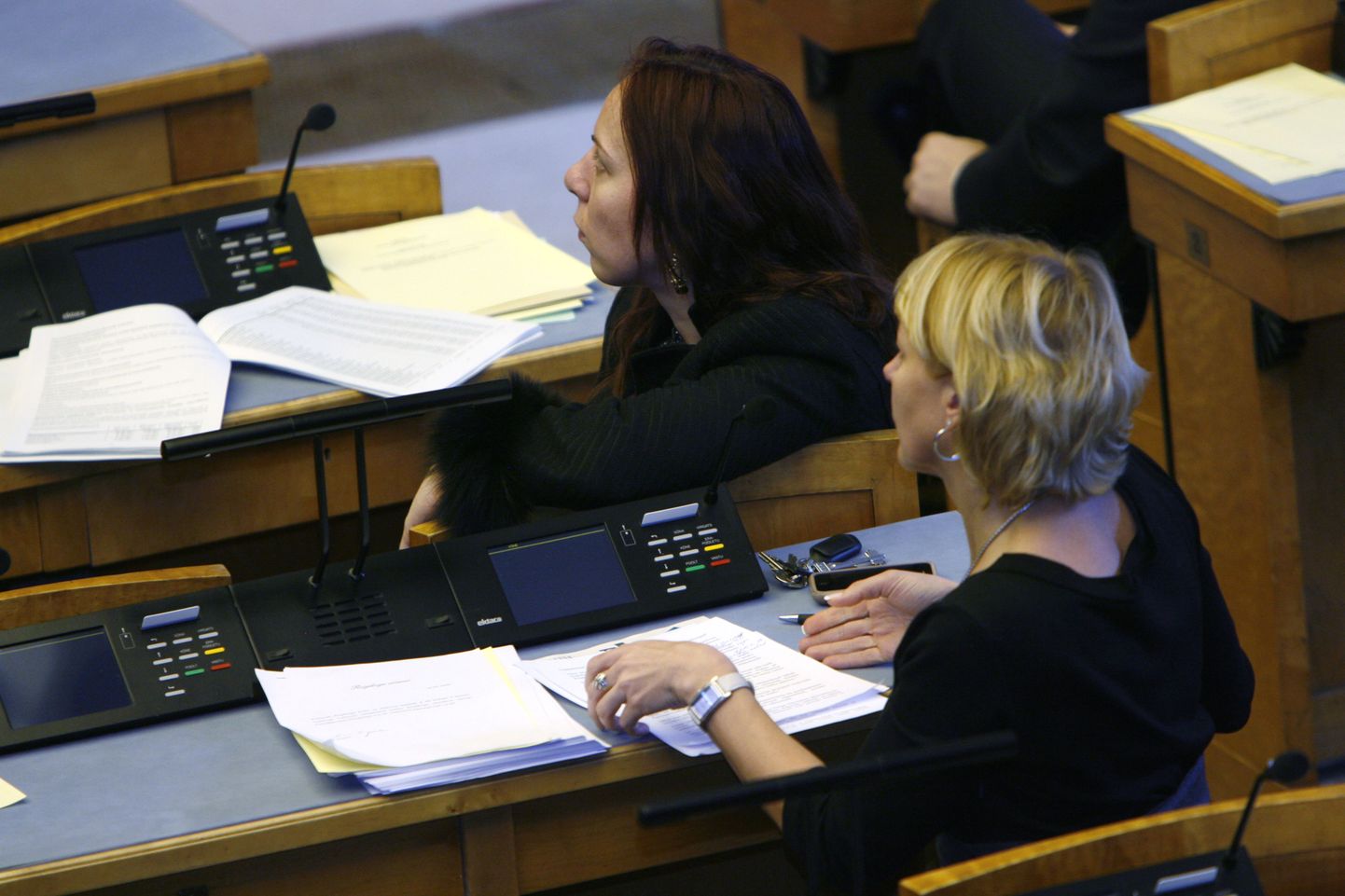 Keskfraktsiooni saadikud Vilja Savisaar ja Mailis Reps riigikogu suures saalis.