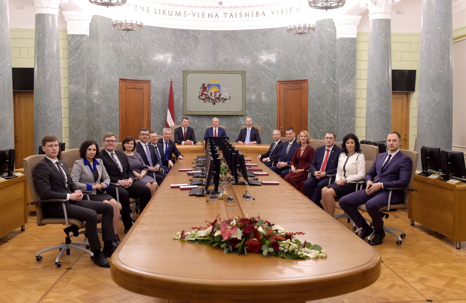 Jaunās valdības kopīgā fotografēšanās pēc Ministru kabineta pirmās svinīgās sēdes Zaļajā zālē.