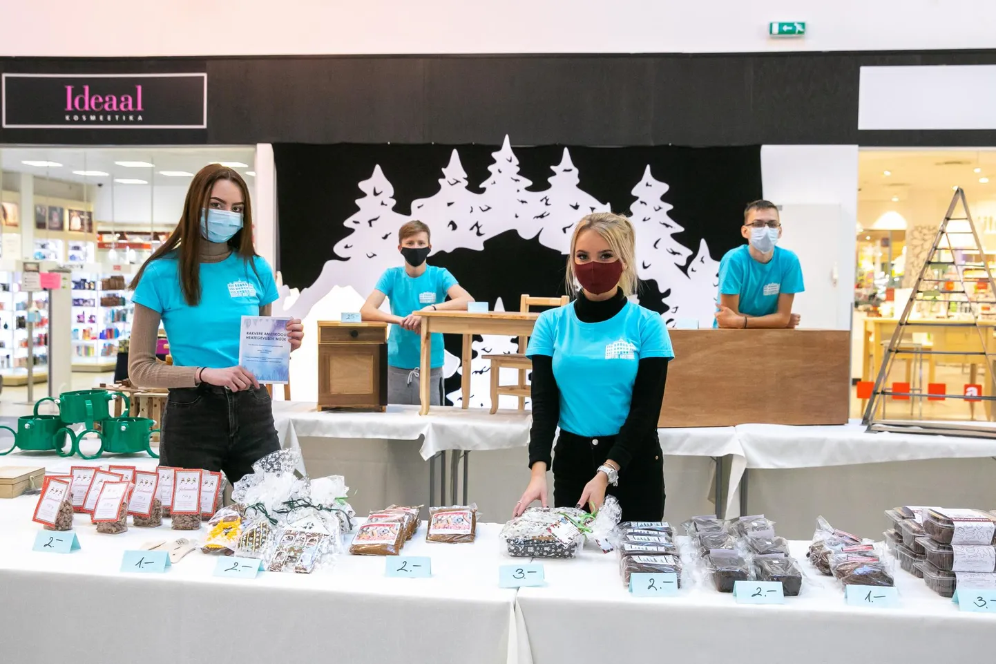Rakvere ametikooli logistiku abi esimese kursuse õpilased Rosann Lichtfeldt (ees vasakul), Veronika Aros, Gert Gutmann (vasakul) ja Patrick Antero Lehtinen olid eile Põhjakeskuses ametis oma kooli õpilaste tehtu heategevusliku müügiga.