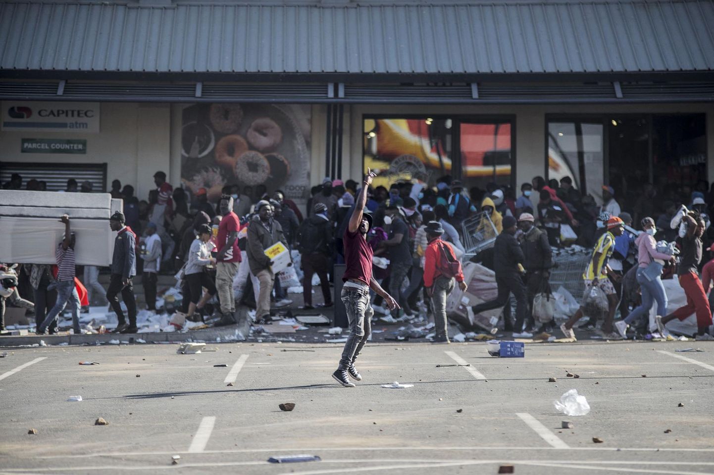 Rüüstajad Jabulani kaubanduskeskuse juures Johannesburgis Soweto piirkonnas juuli keskel. Ekspresident Jacob Zuma vahistamisele järgnenud rahutused kasvasid peagi ulatuslikuks vägivallaks ja riisumiseks. 