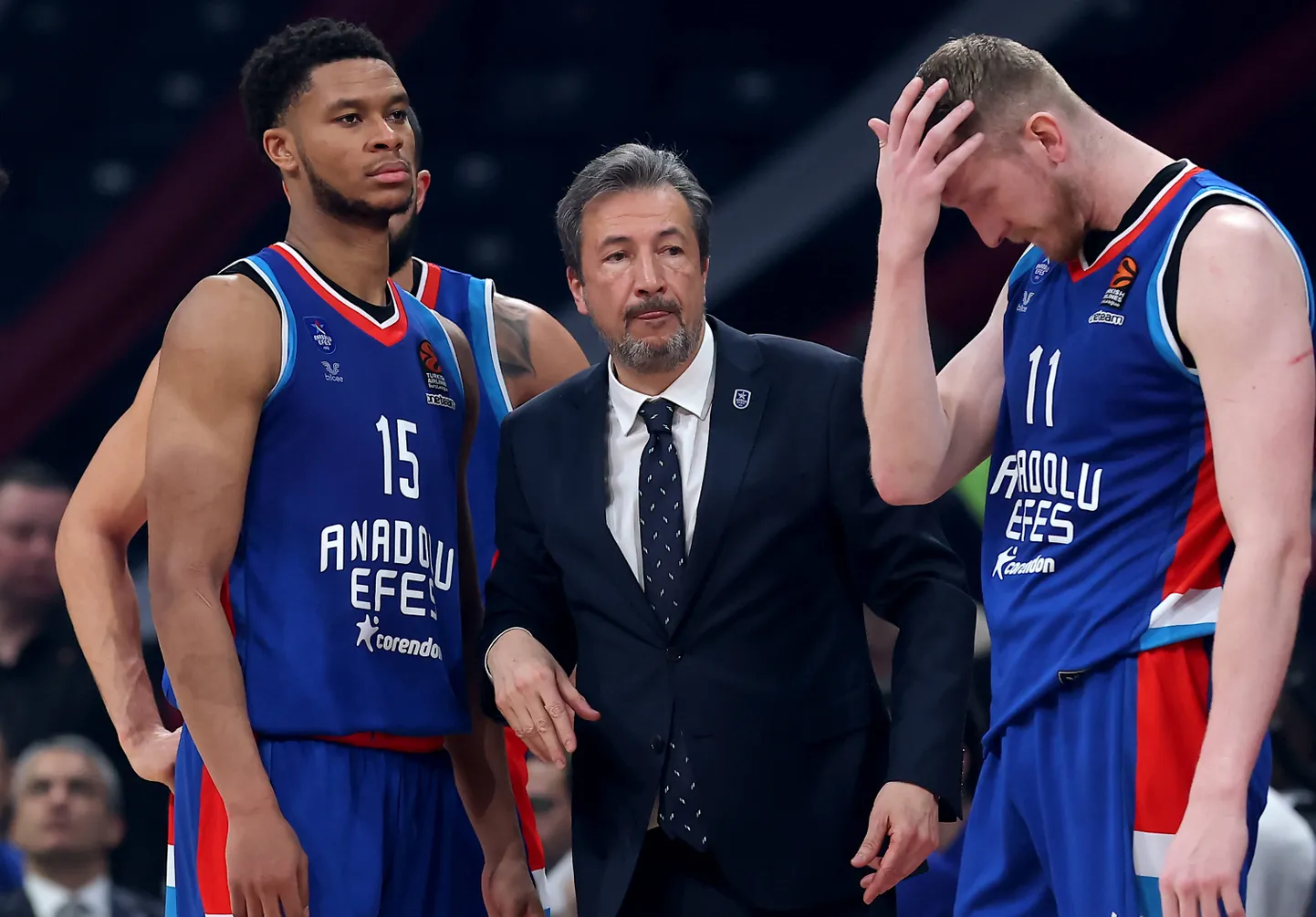 Basketbola treneris Luka Banki (centrā) un Latvijas basketbolists Rolands Šmits (pa labi)