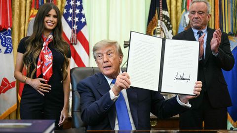 Trump allkirjastas vastuolulise vaktsiinikorralduse, aga kõigi pilgud olid naisel tema selja taga