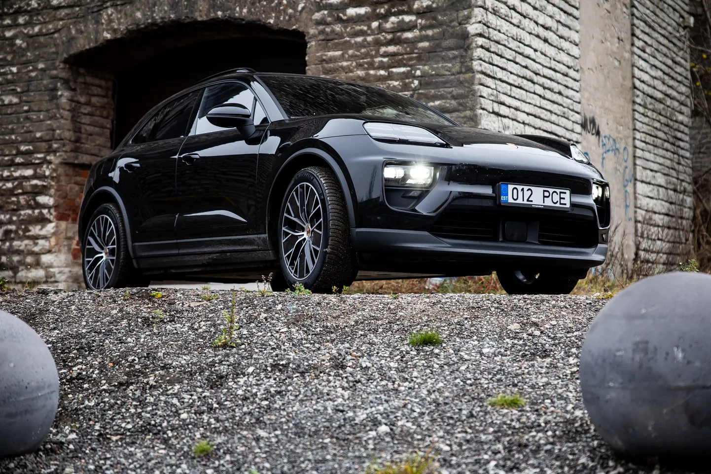 Porche jMacan 4 on igati korralik elektriline maastur, millega saab sportautole omaselt ka mõne sekundiga sajani kiirendada. Kuid samas on masinas ka päris palju pereauto joont.