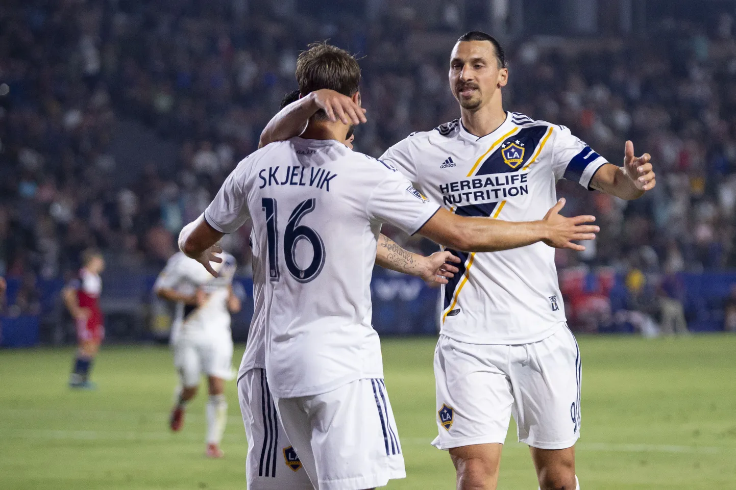 Zlatan Ibrahimovic paremal.