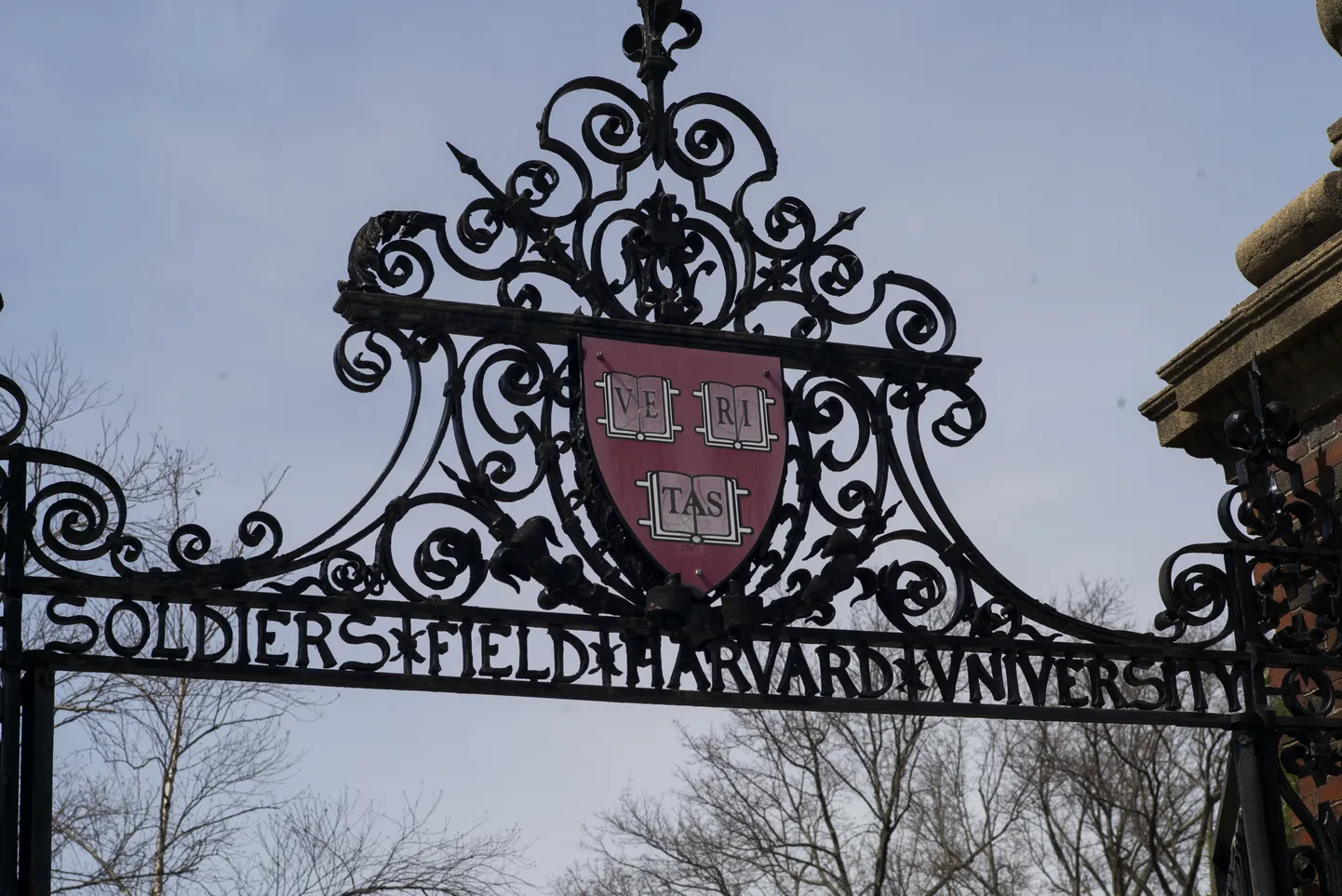 Harvardi Ülikooli väravad Allstoni ülikoolilinnakus. 2. aprill 2025.