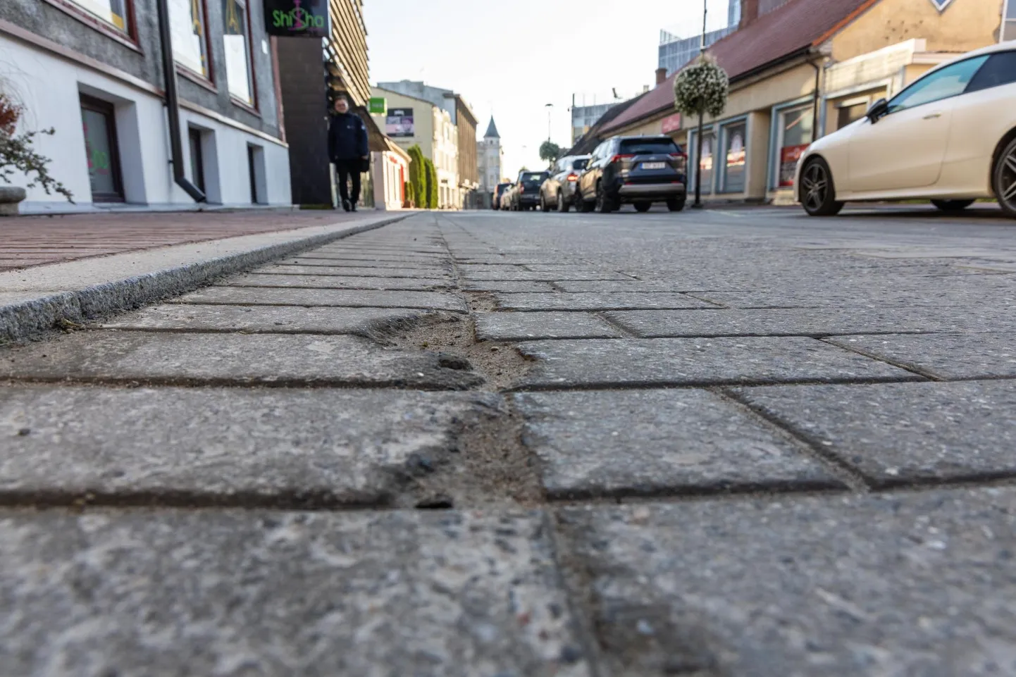 Tartu tänava sillutises võib endiselt leida katkisi kive, kuid süüdi pole kehv kvaliteet, vaid näiteks lumelükkamise käigus tekkinud vigastused.