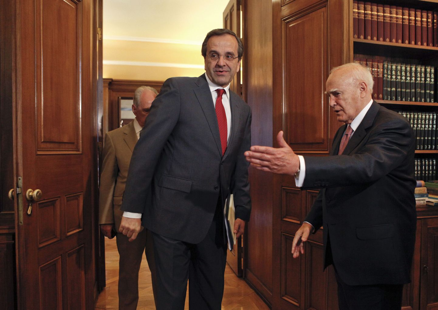 Kreeka president Karolos Papoulias (paremal) täna presidendilossis Uue Demokraatia liidrit Antonis Samarast tervitamas.