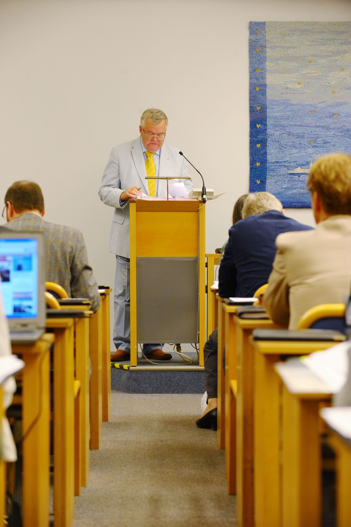 Edgar Savisaar Tallinna linnavolikogu istungil.