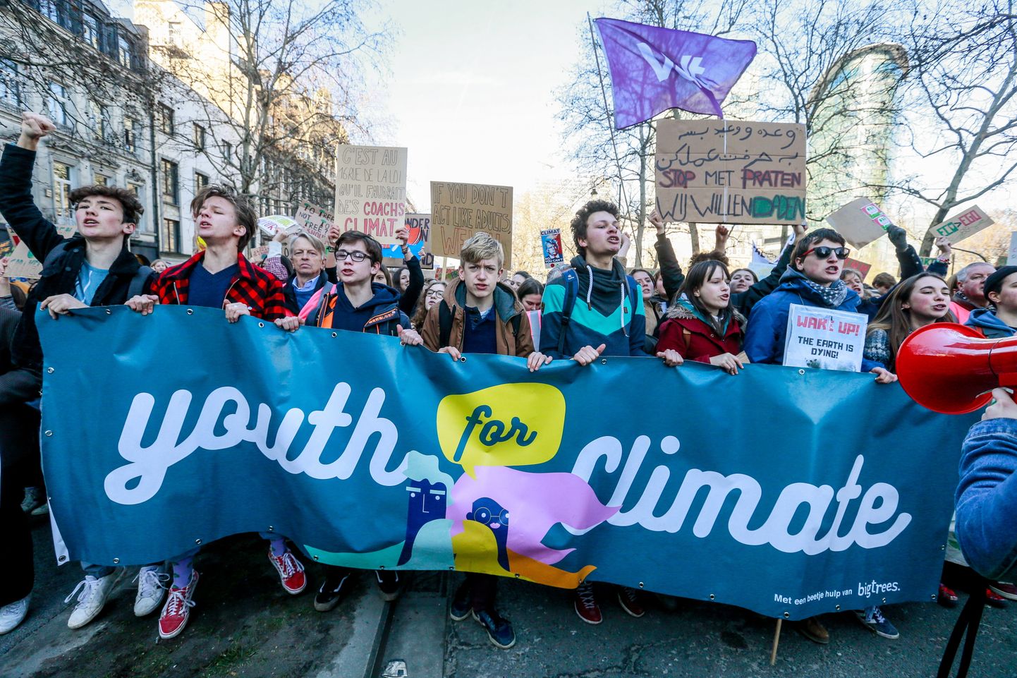 Briselē tūkstošiem skolēnu pieprasa aktīvāku rīcību cīņā ar klimata izmaiņām