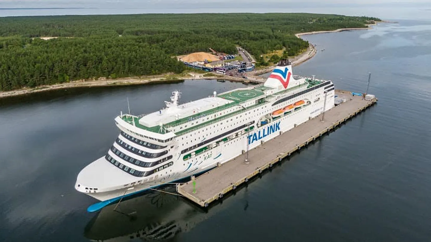 Tallinki laev Victoria I Saaremaa sadamas.
