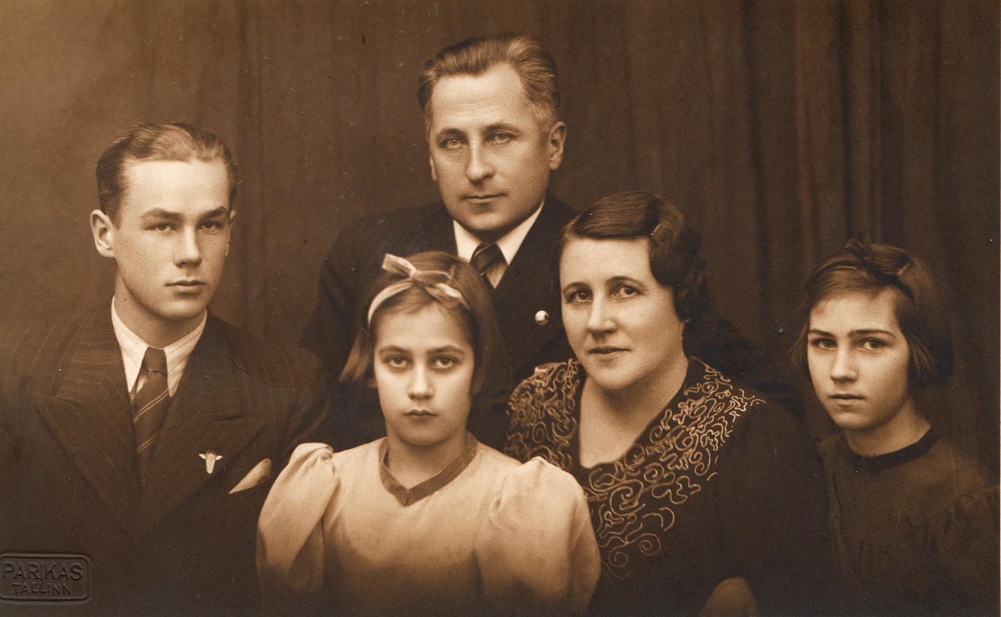 Otsade pere 1938: (vasakult) Georg, õde Maret, ema Lydia ja onutütar Tamara. Taga perepea Karl.