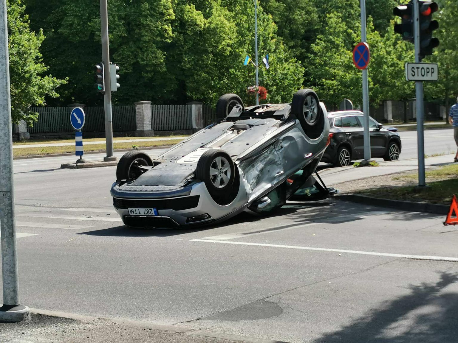Pärnus Riia maatee ja Laine tänava ristmikul toimunud kahe auto kokkupõrkes paiskus katusele Škoda Kamiq.