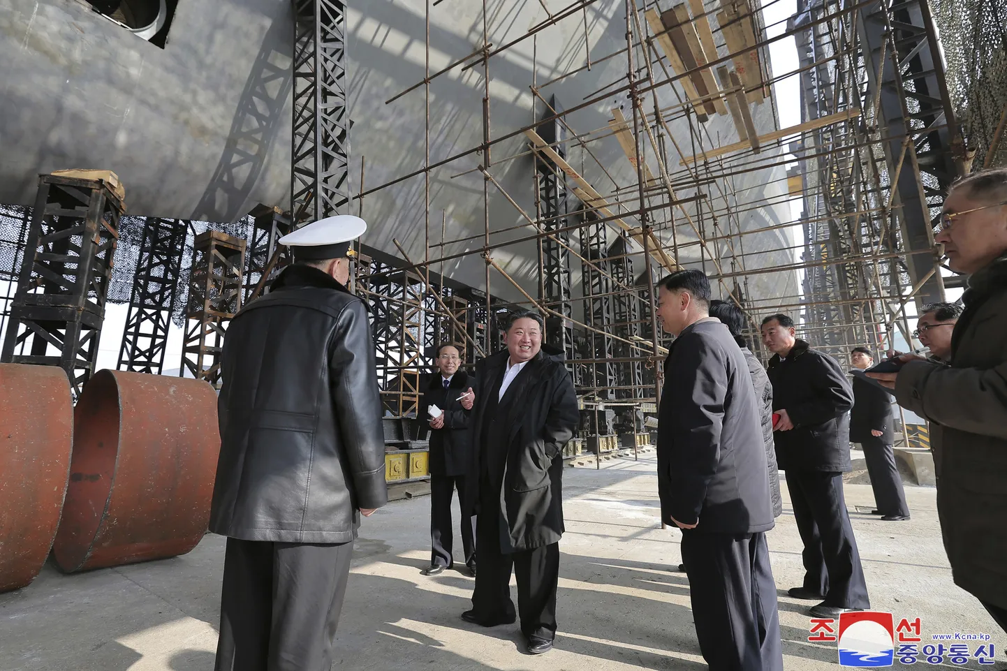 Põhja-Korea diktaator Kim Jong-un kaaskonnaga laevaehitustehases.