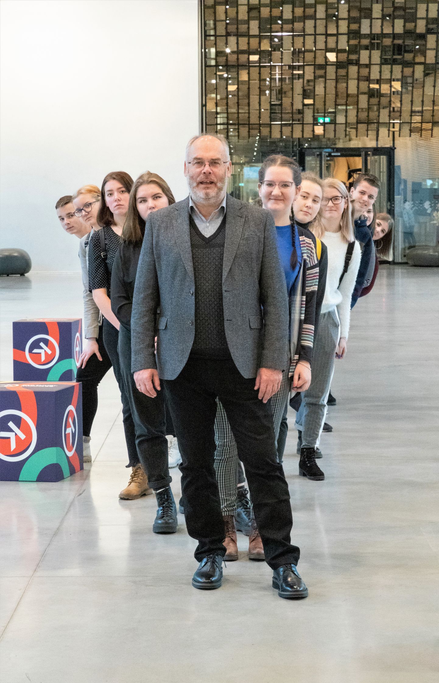 ERMi juht Alar Karis töövarjudega Jõhvi gümnaasiumist muuseumi lennujaama meenutavas fuajees.