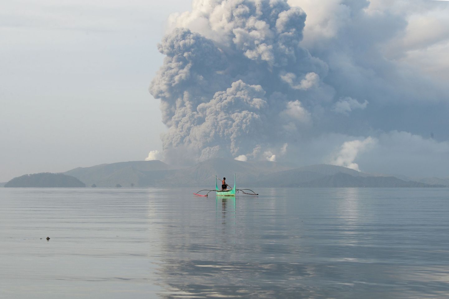 Filipiinidel hakkas Taali vulkaan purskama
