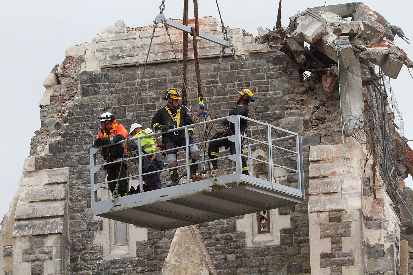 Päästjad maavärinas torni kaotanud Christchurchi katedraali juures.