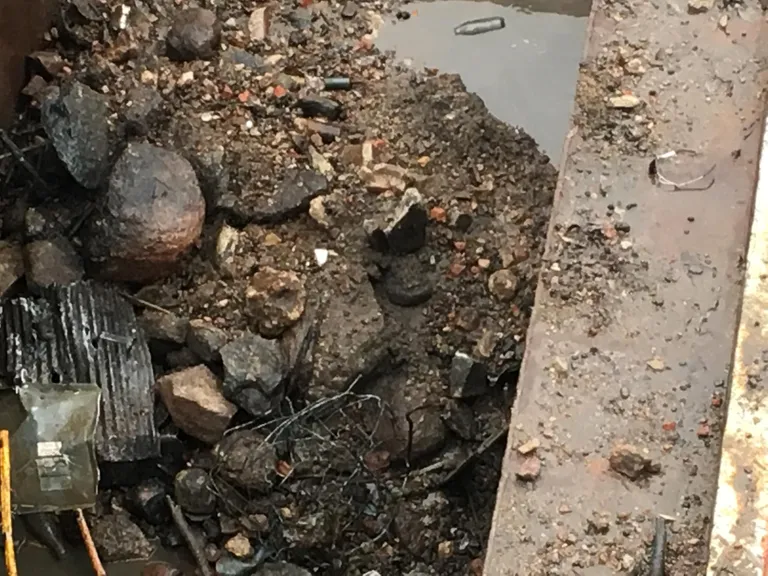 Äärel on jõepõhjast välja kaevatud päikeseprillid.