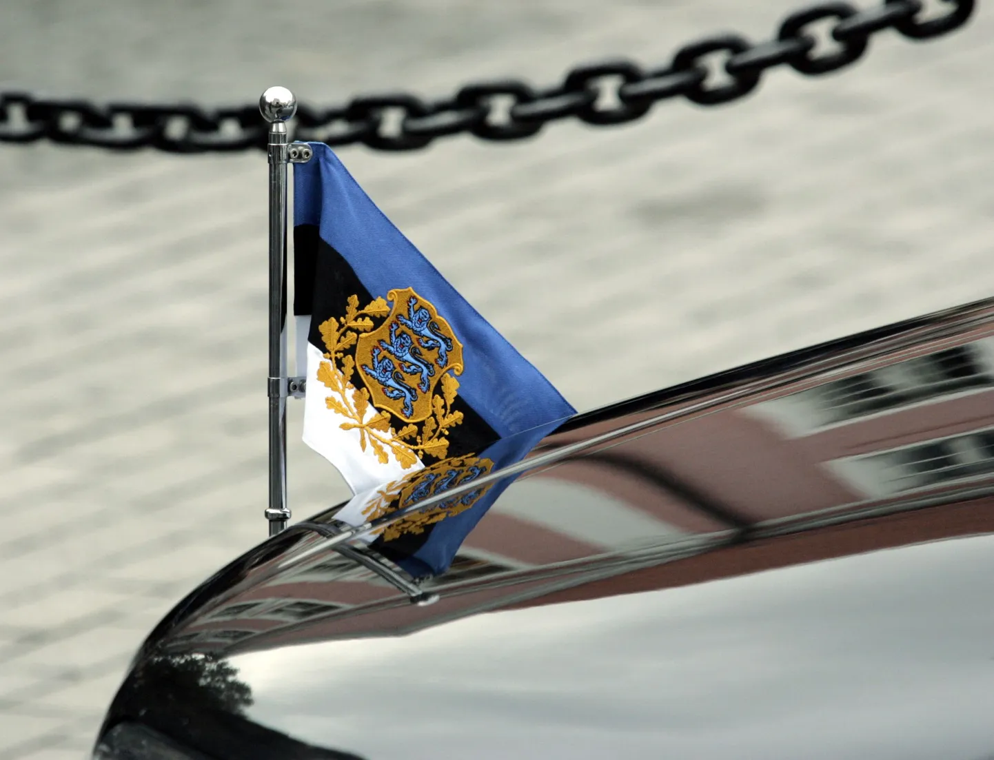 Vabariigi presidendi lipuga ametiauto.