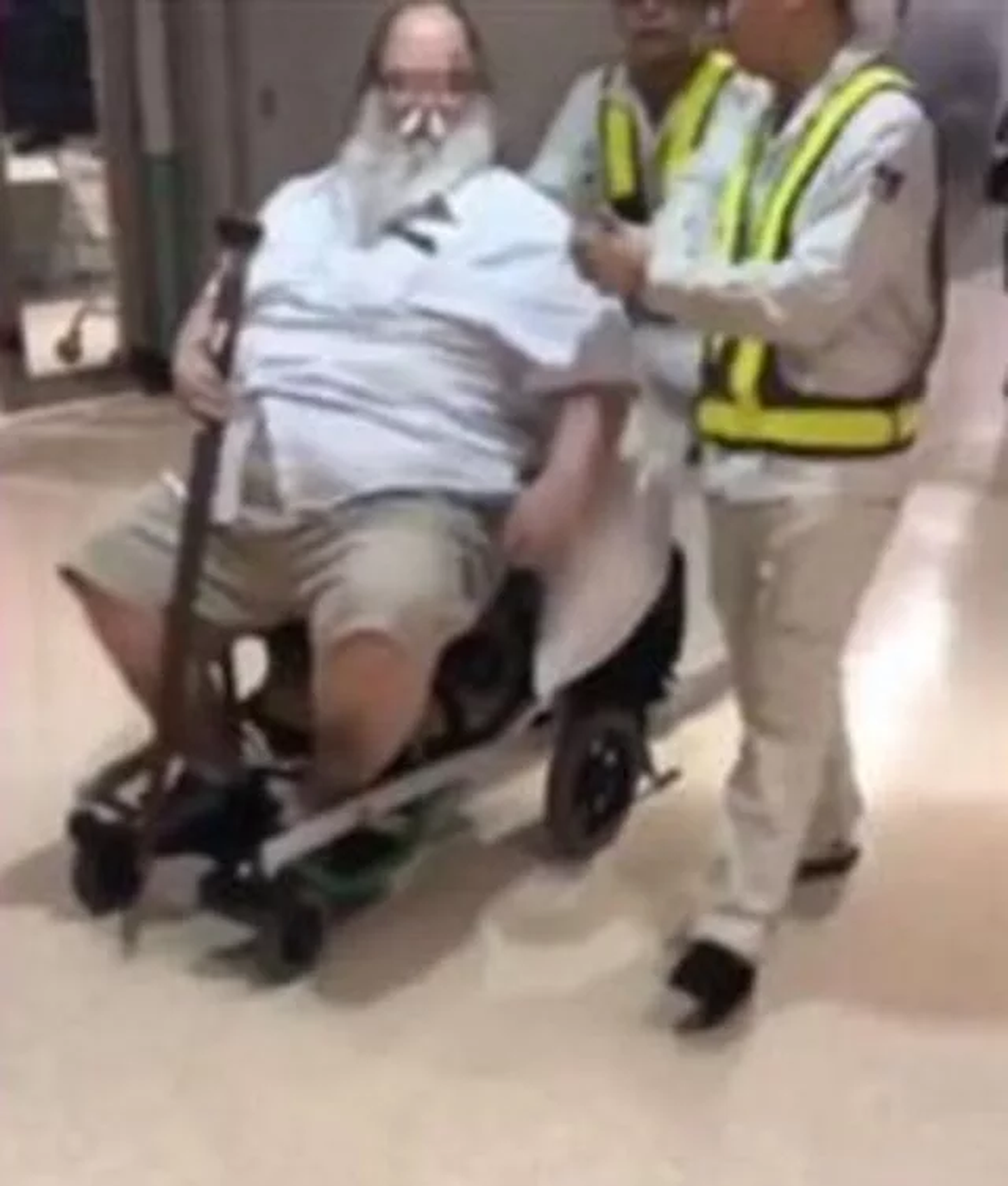 200-kilone mees ähvardas püksi teha, kui stjuardessid tagumiku pühkimisega ei aita.