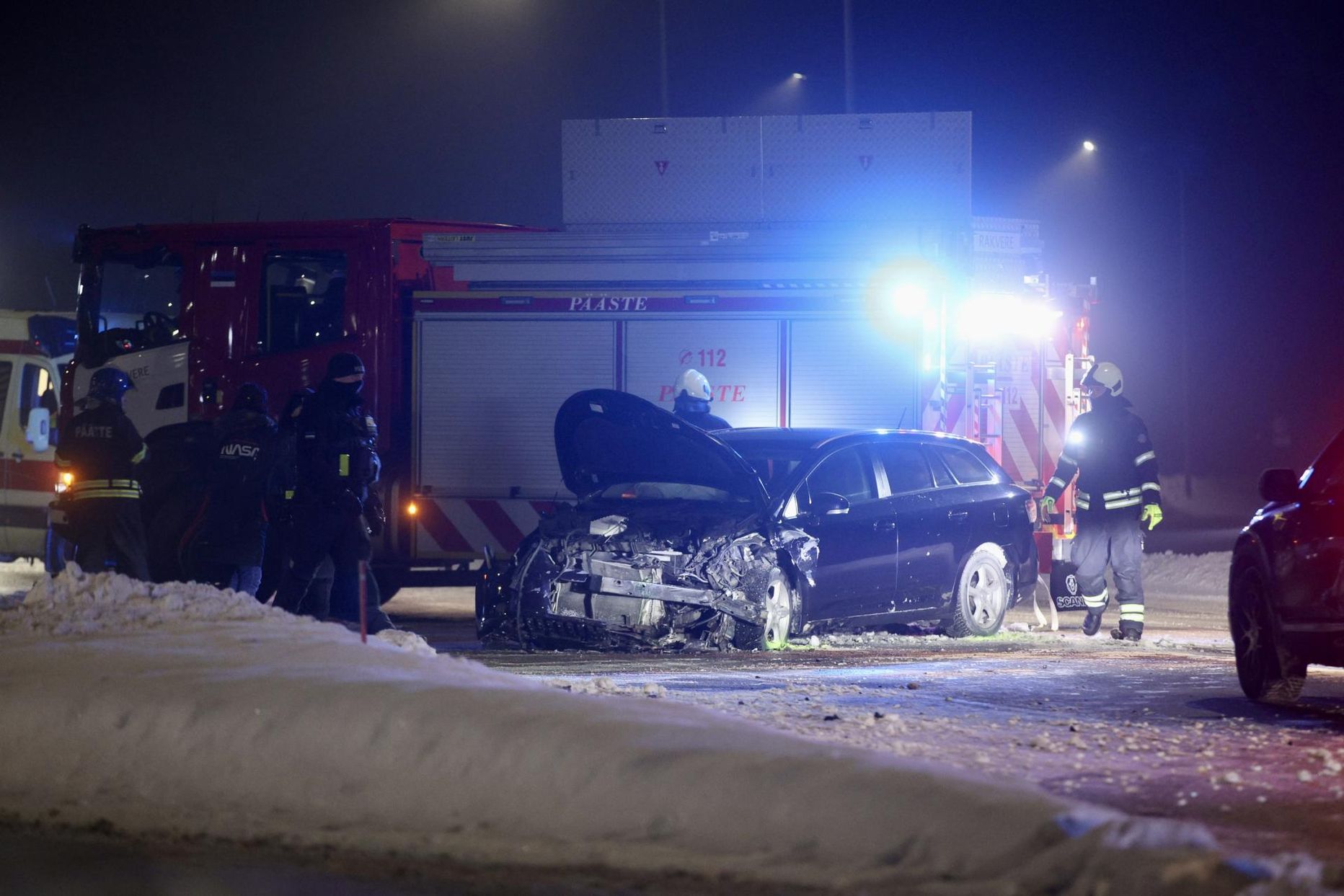 На шоссе Таллинн-Нарва легковой автомобиль столкнулся с микроавтобусом