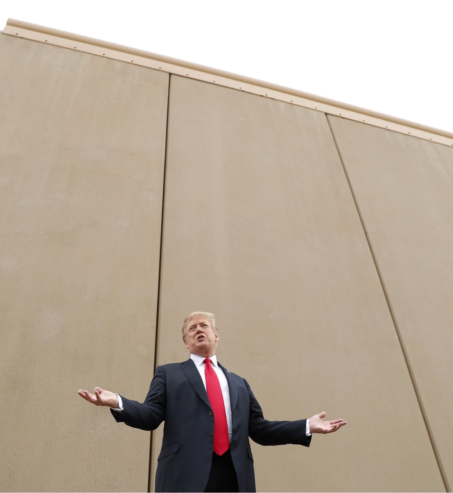 USA president Donald Trump müüri prototüübi juures.