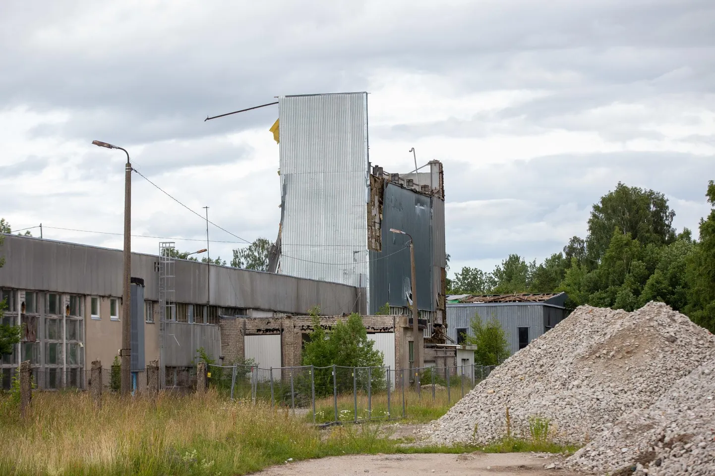 Endise Paide piimakombinaadi hooned kaovad vaateväljalt, et teha ruumi uuele tehasele.