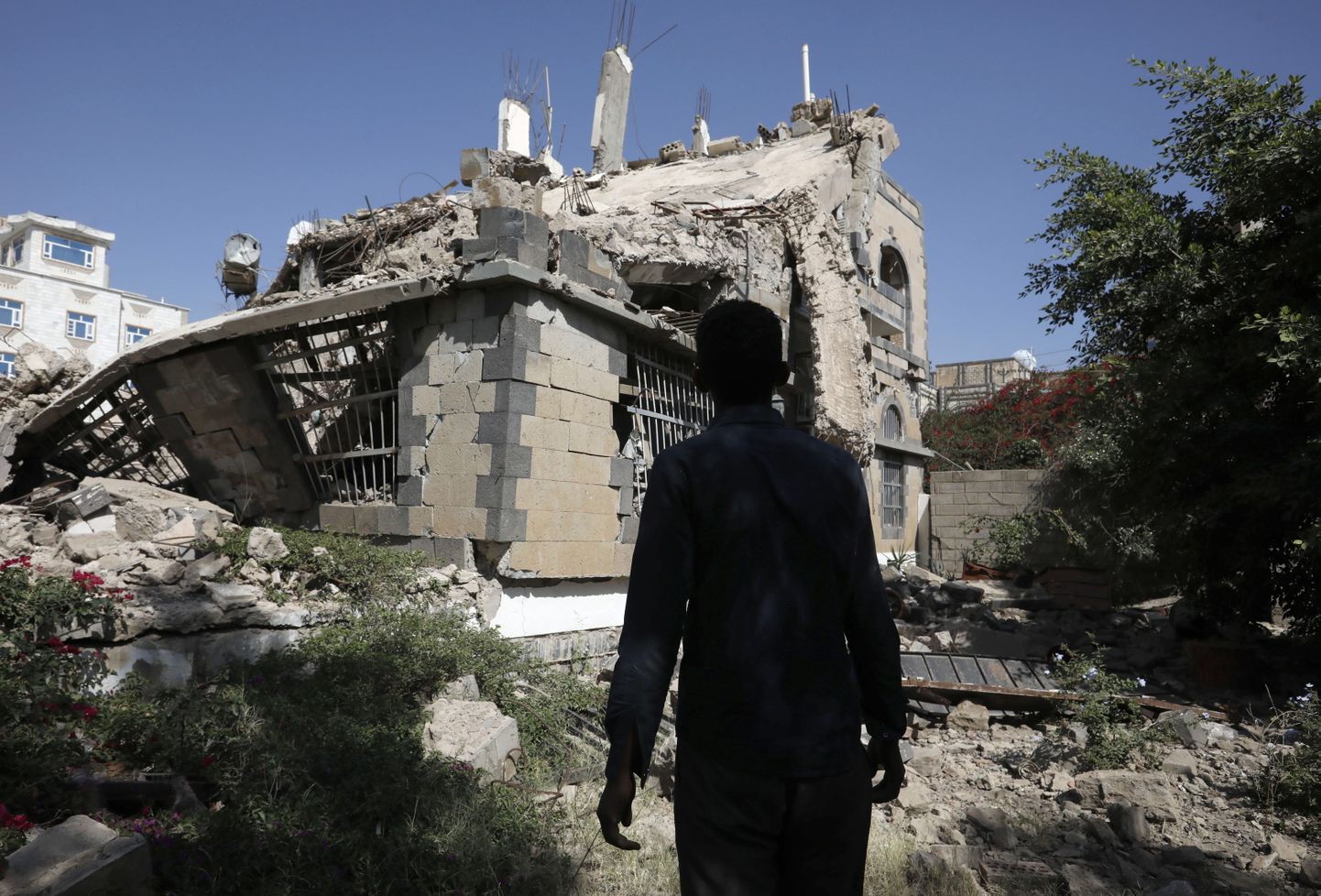Õhurünnakus hävinenud hoone Jeemenis Sanaas 7. oktoober 2021.